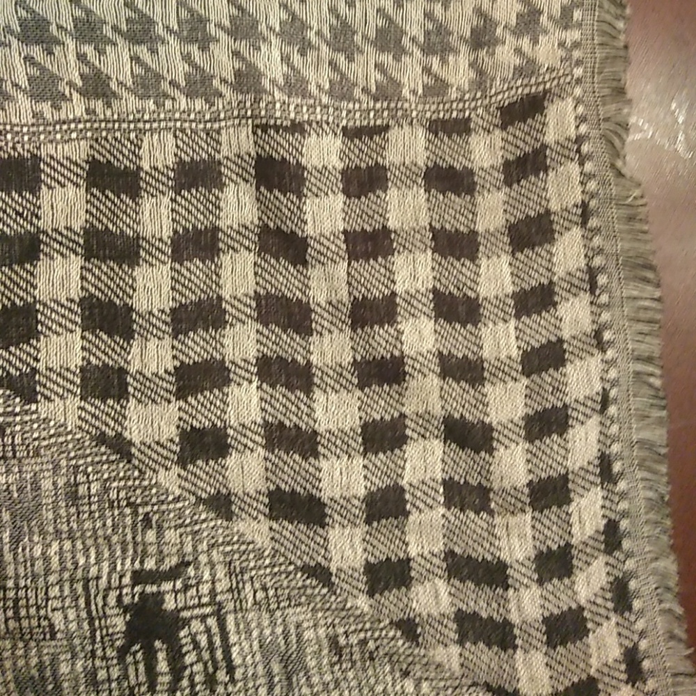 Patterned scarf - Picture 2 of 3